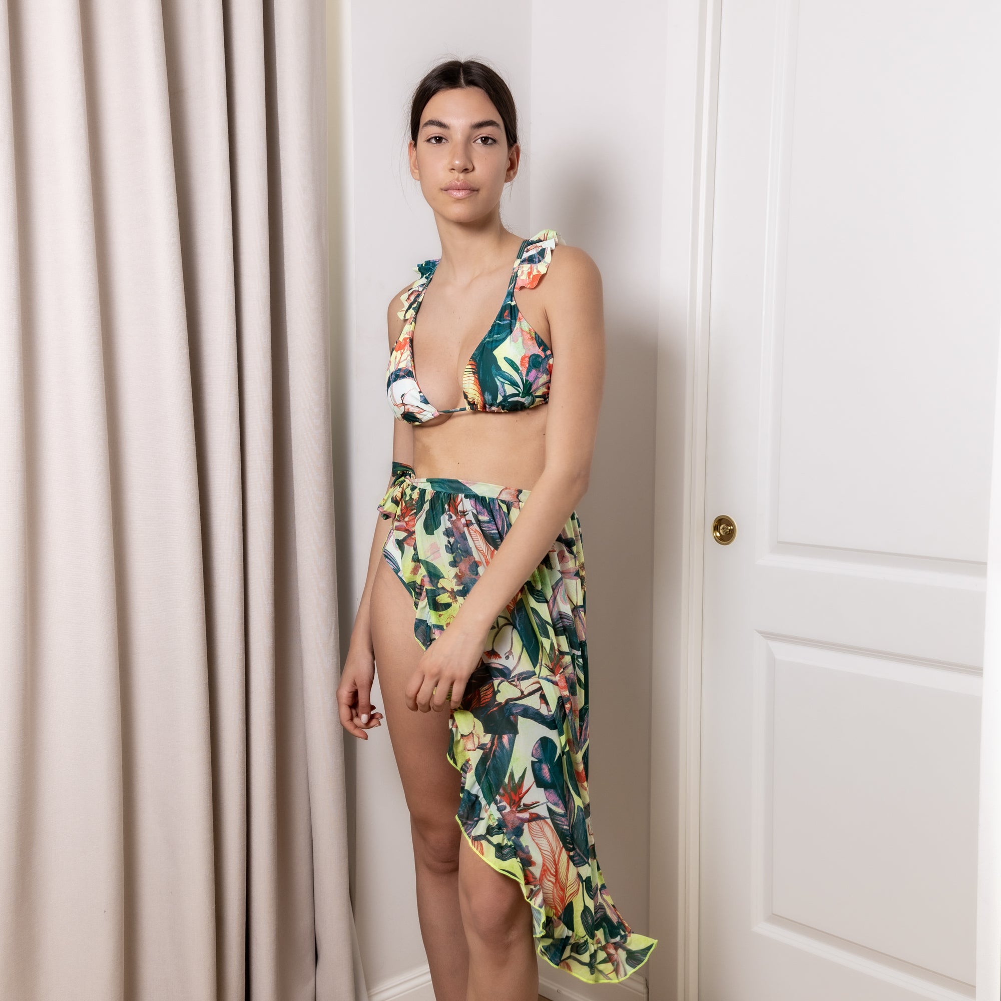 Un Set Composto Da Bikini+Pareo Per Donna